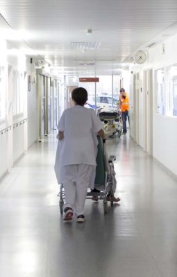 Emplois médicaux, soignants, médico-techniques et de rééducation, administratifs et techniques
